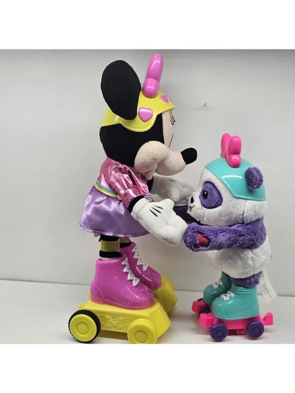 Just Play Disney Junior Minnie Mouse Roller Skating Party Interactive Plush Pals